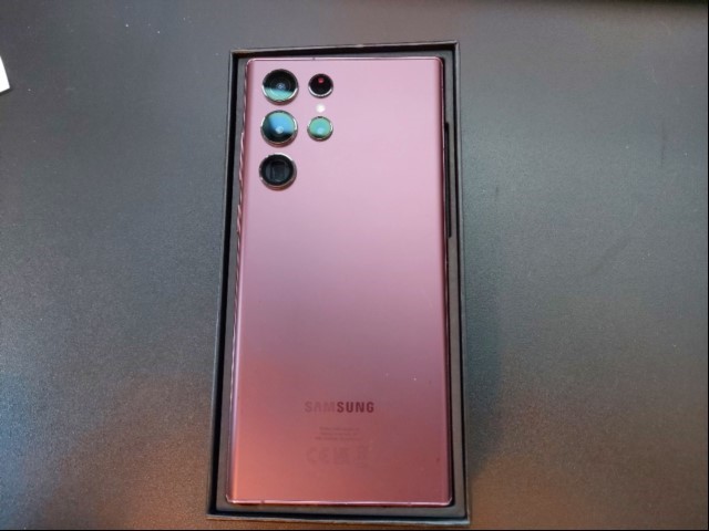Samsung Galaxy S22 Ultra 5G 256GB Burgundy, privo di cavo.
Condizioni estetiche: BUONE (lieve segno d'usura su angolo schermo).
SI SEGNALA IMMAGINE IMPRESSA SU SCHERMO. (ID=U01-00)
