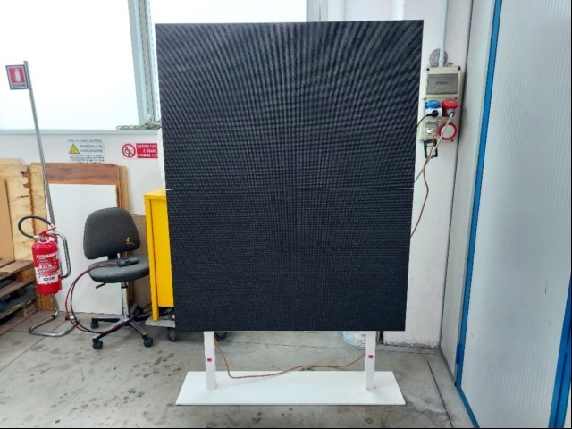 N. 2 totem ledwall con supporto, misure rispettivamente L 190 x H 145 - L 130 x H 160 - funzionanti, presentano alcuni pixel danneggiati. (ID=M05-00)